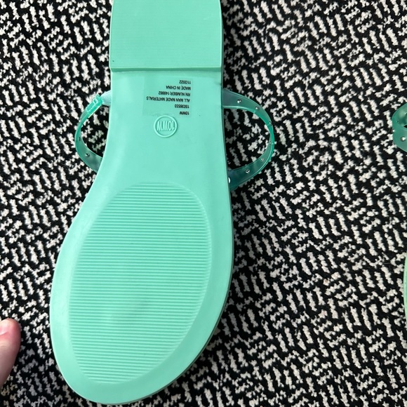 Torrid flip flops - Picture 2 of 3